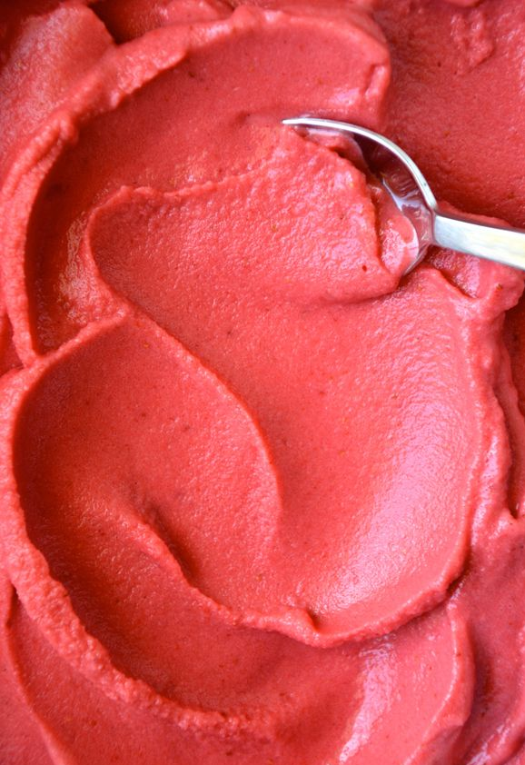 5 Minute Healthy Strawberry Frozen Yogurt