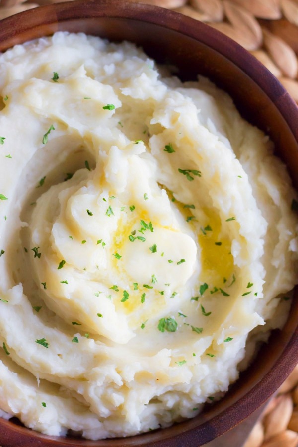 Easy creamy crackpot roasted garlic mashed potatoes